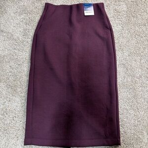 Old Navy Women's High-Rise Bounce Fleece Burgundy Skirt. NWT. Size Small